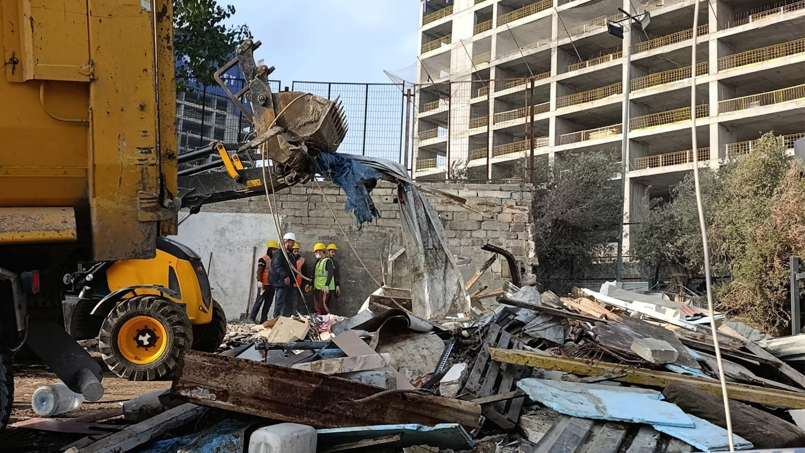 ŞİŞLİ’DE KAÇAK YAPILAR TEK TEK YIKILIYOR