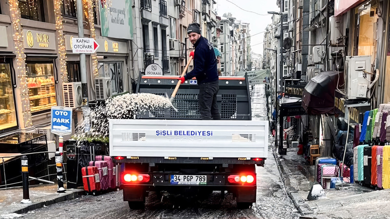 ŞİŞLİ BELEDİYESİ EKİPLERİNİN KARLA MÜCADELESİ KESİNTİSİZ SÜRÜYOR