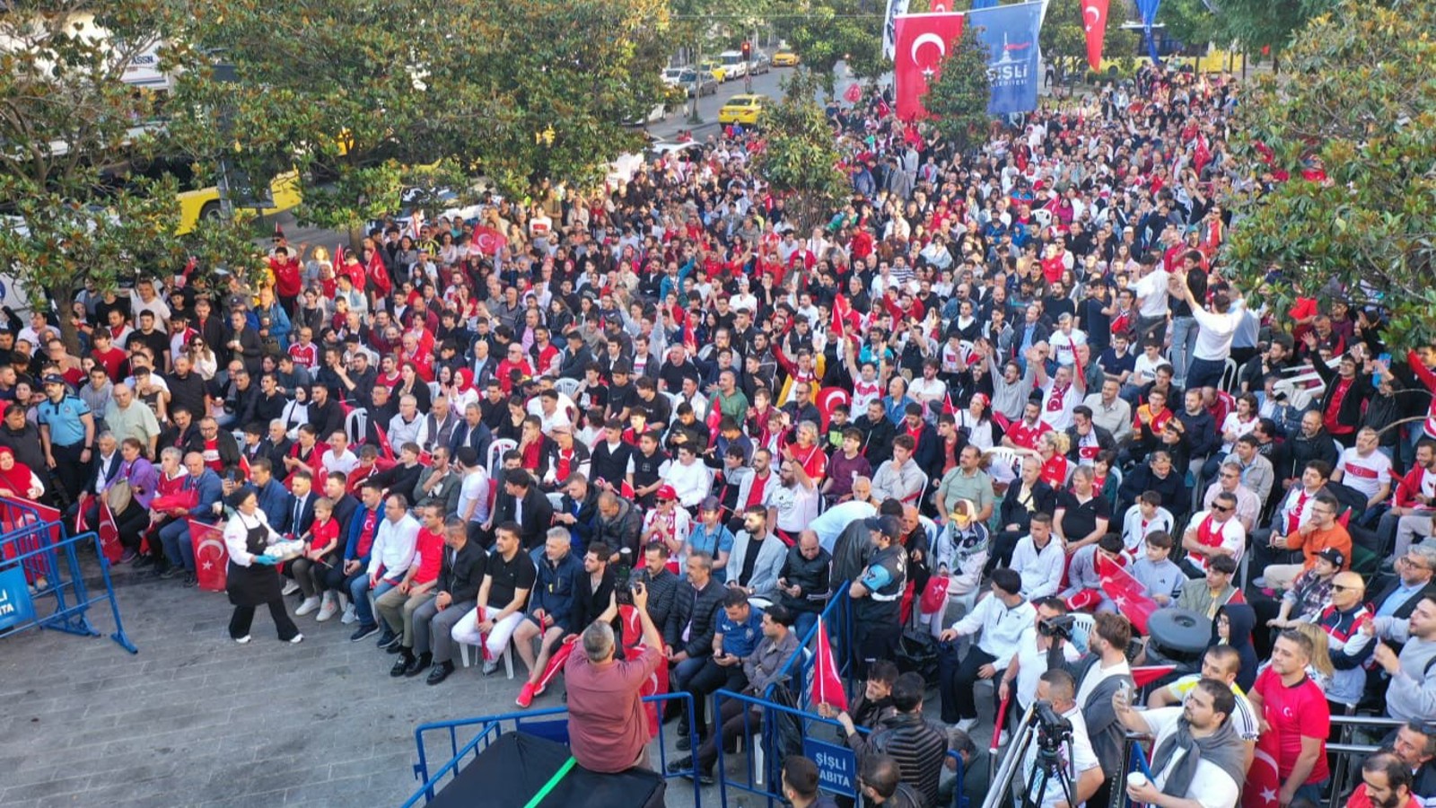ŞİŞLİ’DE MİLLİLERE TAM DESTEK: ŞİŞLİLİLER SABAHIN İLK IŞIKLARINDA BULUŞTU