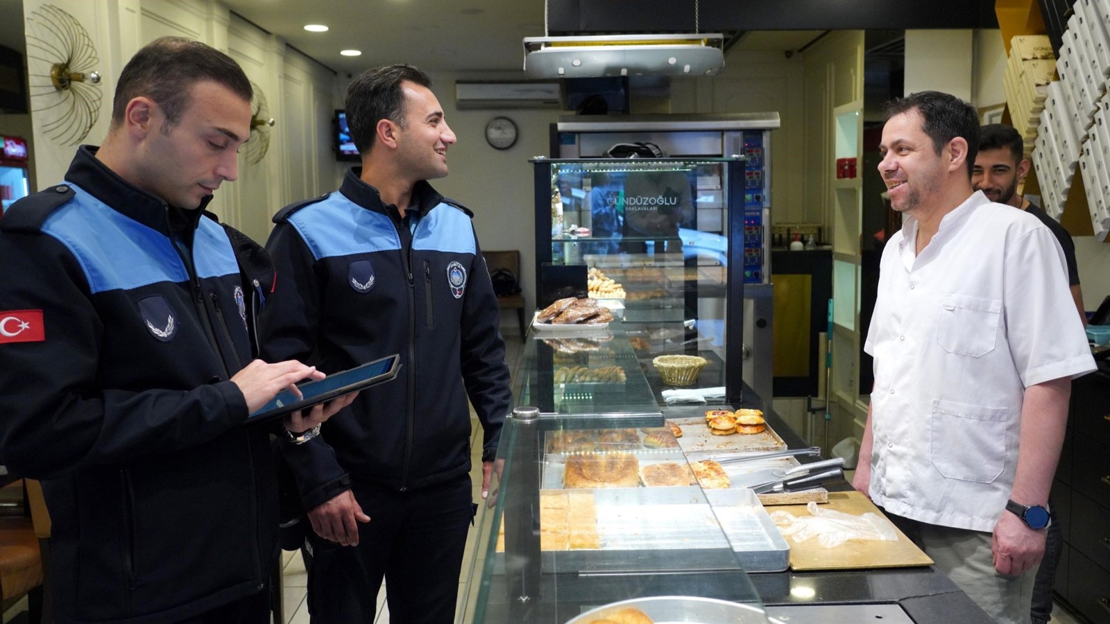 ŞİŞLİ’DE KURBAN BAYRAMI ÖNCESİ BAKLAVA VE BAYRAM ŞEKERİ SATAN İŞLETMELERE SIKI DENETİM
