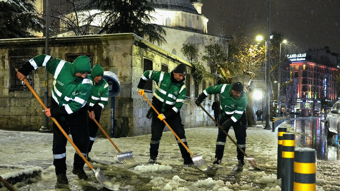 ŞİŞLİ BELEDİYESİ EKİPLERİ TAM KADRO SAHADA