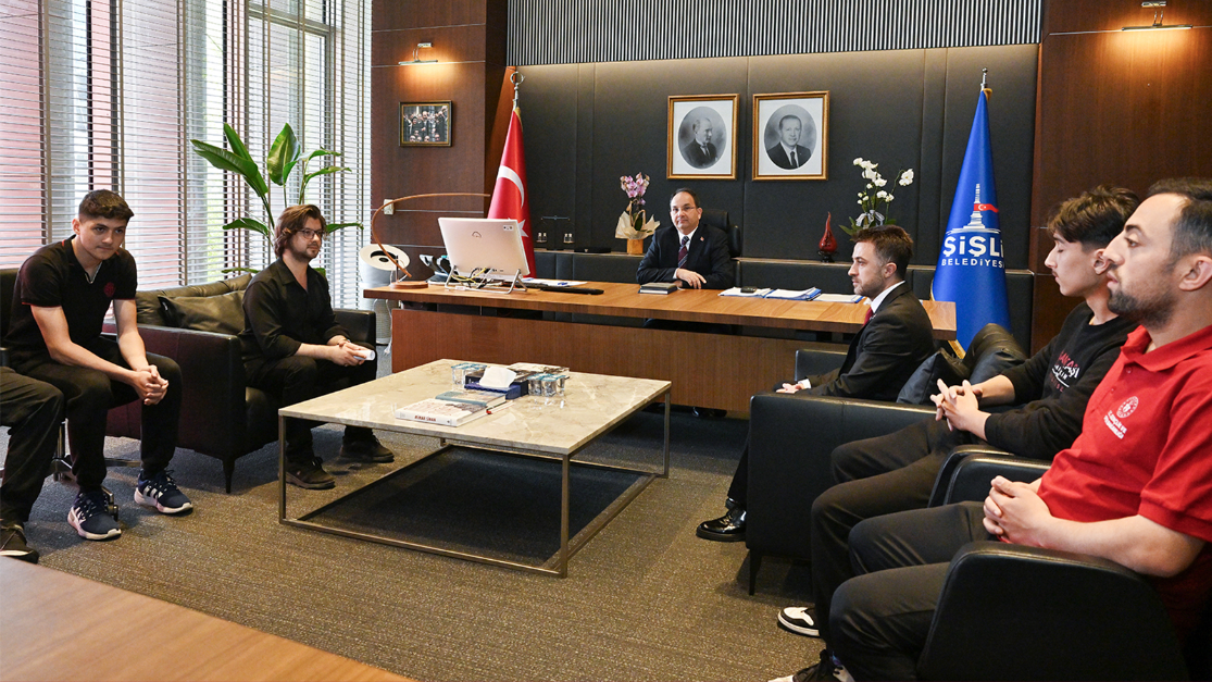 ŞİŞLİLİ  ÖĞRENCİLERİMİZ 19 MAYIS ATATÜRKÜ ANMA GENÇLİK VE SPOR BAYRAMI KAPSAMINDA BELEDİYE BAŞKAN VEKİLİMİZ CEVDET ERTÜRKMEN’i ZİYARET ETTİ