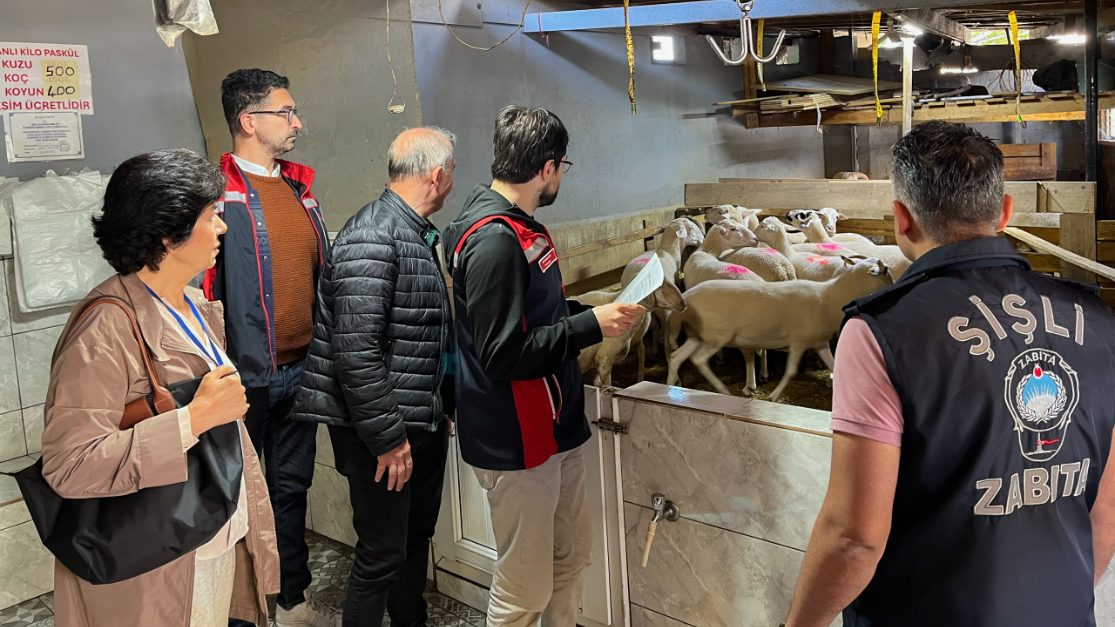 ŞİŞLİ’DE KURBAN SATIŞ VE KESİM YERLERİ DENETLENDİ